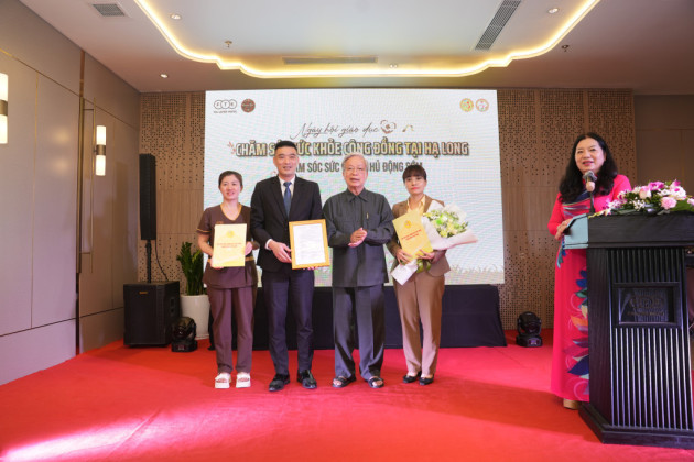 Chủ tịch Hội VACHE Nguyễn Hồng Quân trao Quyết định thành lập Chi hội Giáo dục chăm sóc sức khỏe cộng đồng Hạ Long