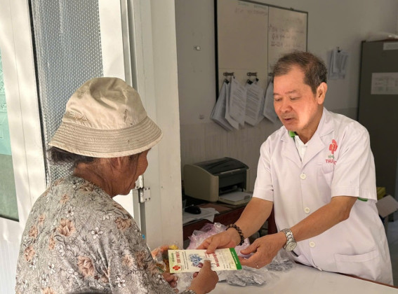 Bệnh viện Đa khoa Thu Phúc khám bệnh, cấp phát thuốc miễn phí cho người dân phường Quy Nhơn Đông