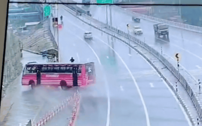 Cảnh tượng kinh hoàng: Xe buýt mất lái trượt hơn 25m rồi lật nhào giữa quốc lộ, nhiều người thương vong